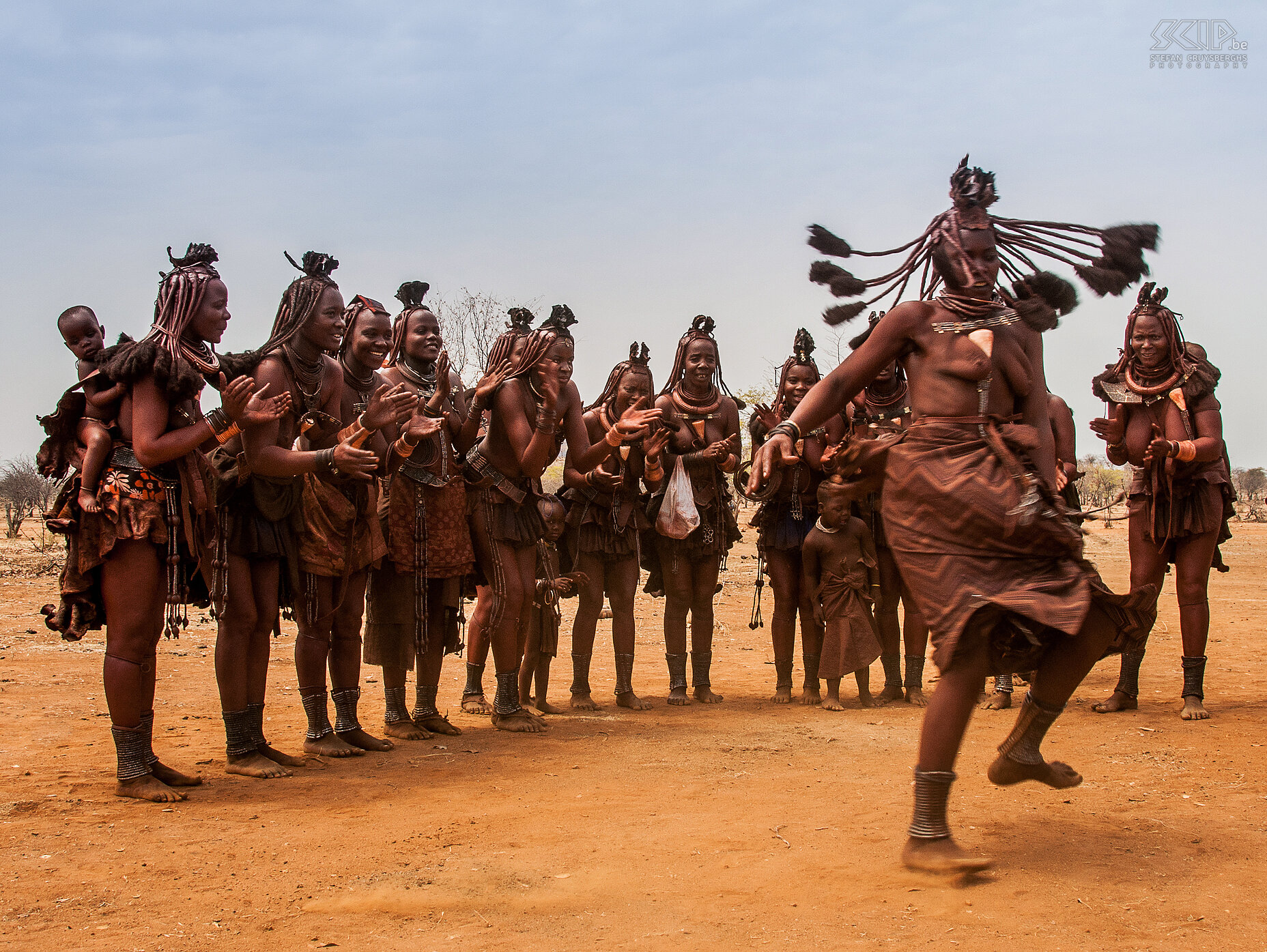 Omangete - Dansende Himba vrouwen De vrouwen demonstreren een van hun traditionele dansen. Stefan Cruysberghs